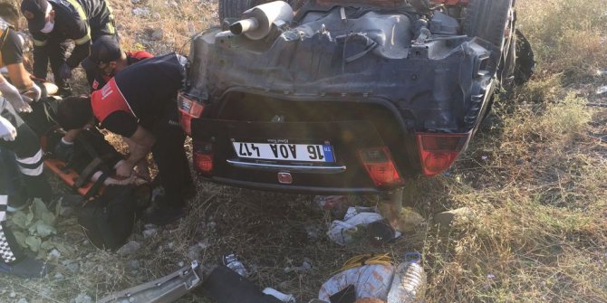 Takla atan otomobil ters döndü; 3 kişilik aile yaralandı