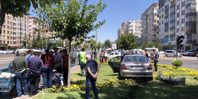 Otomobil ile mobilet çarpıştı: 3 yaralı