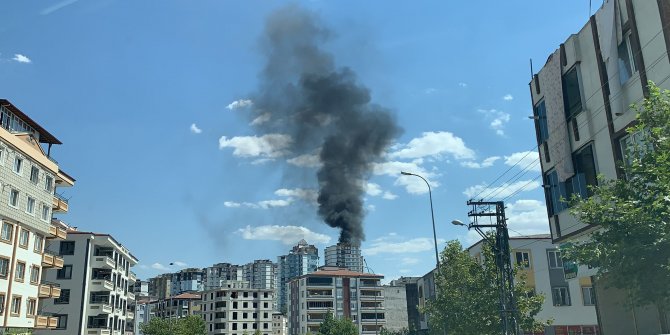 Çatısında yangın çıkan 13 katlı apartmandakiler tahliye edildi