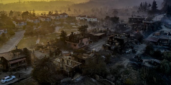 Manavgat'taki orman yangınında hasar gören evde çiftin cansız bedenleri bulundu