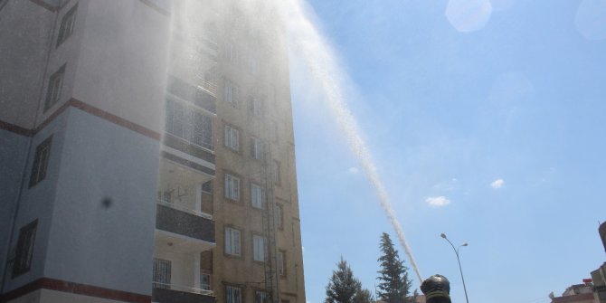 11 katlı binanın çatısında çıkan yangın kontrol altına alındı