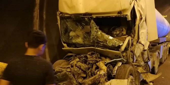 Kazada sıkışan tır sürücüsünü itfaiye ve sağlık ekipleri kurtardı