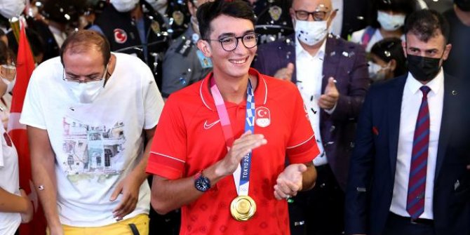Olimpiyat şampiyonu Mete Gazoz Türkiye'de