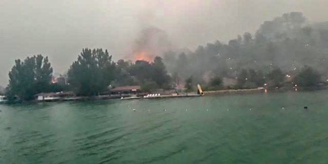 Yangından kaçarken tekneyle açıldıkları gölde 6 saat kurtarılmayı beklediler