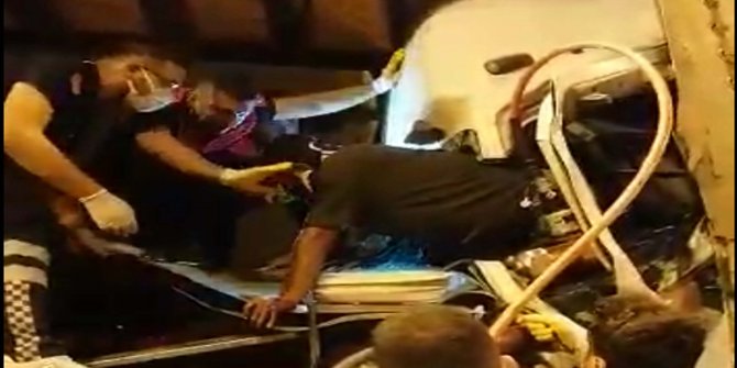 Kabinde sıkışan TIR sürücüsünü ekipler kurtardı