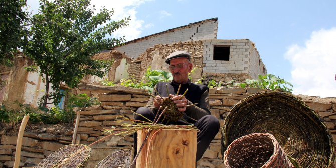 Geçimini 14 yıldır sepet örerek sağlıyor