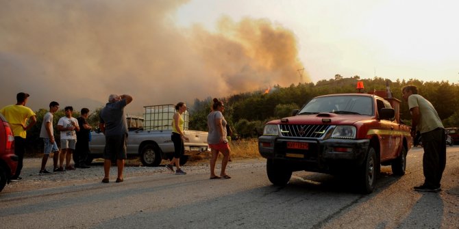 Rodos Adası orman yangını nedeniyle elektriksiz ve susuz kaldı
