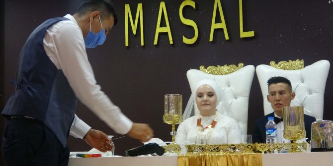 Kırgız çiftin düğününde aşıya dikkat çekmek için pos cihazıyla takı takıldı