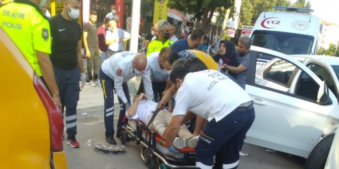 Zincirleme kazada 5 yaralıya ilk müdahaleyi yoldan geçen sağlıkçı yaptı