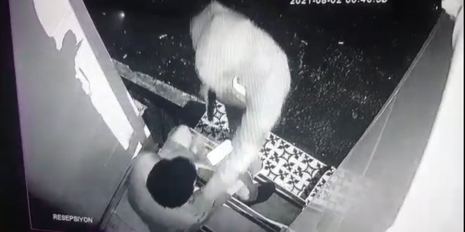 Otel çalışanına silahlı saldırı kamerada