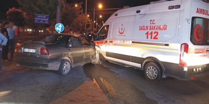 Ambulans ile otomobil çarpıştı: 3 yaralı