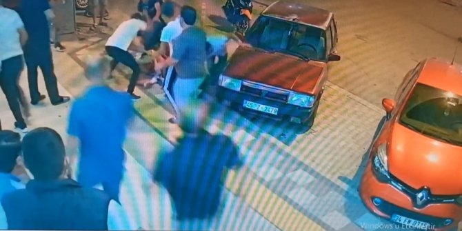 Kafasından tuttuğu şahsın sırtına bıçağı sapladı