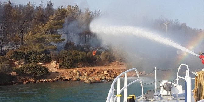 Kıyı Emniyeti ekipleri orman yangınlarına denizden müdahale ediyor