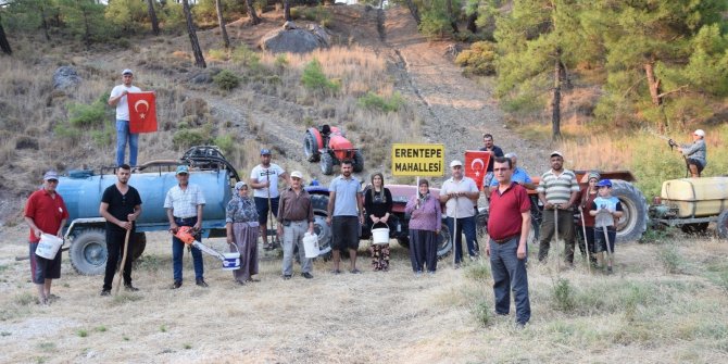 Kimliğini göstermeyenlerin mahalleye girmesine izin vermiyorlar