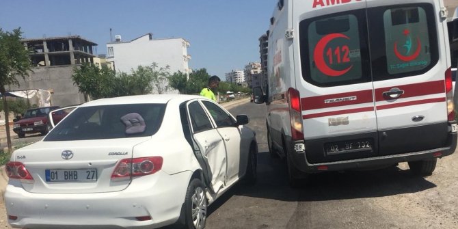 İki otomobil çarpıştı: 3 yaralı