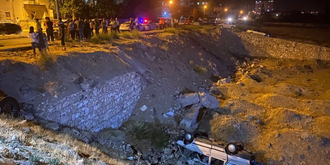İki otomobilin çarpıştığı kaza sonrası aracı terk edip kaçtılar