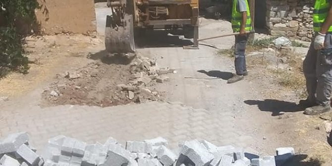 Yollara kilitli taş döşeniyor