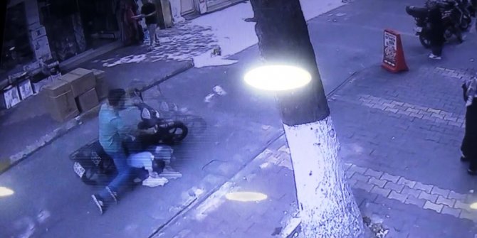 Motosikletin küçük Muhammed'e çarptığı kaza kamerada