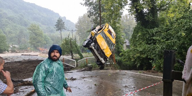 Çöken yola düşen iki araçtaki 12 kişi camlardan çıkarak kurtuldu
