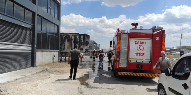 Tırın dorsesinde çıkan yangını sanayi sitesi yangın söndürme ekibi söndürdü