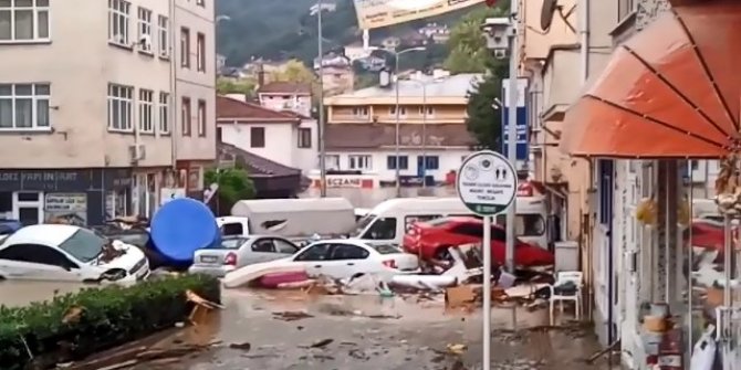 Sel sularına kapılan yüzlerce araç denize sürüklendi