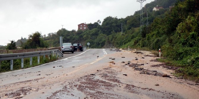 Sele teslim olan Ayancık’a yollar geçit vermiyor