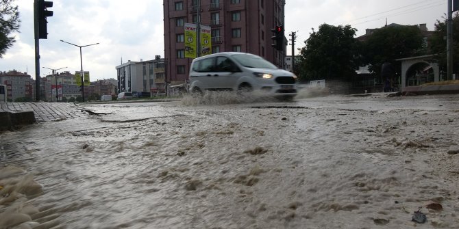 Edirne'de yağmur caddeleri göle çevirdi, Tekirdağ'da okulun bahçesine yıldırım düştü