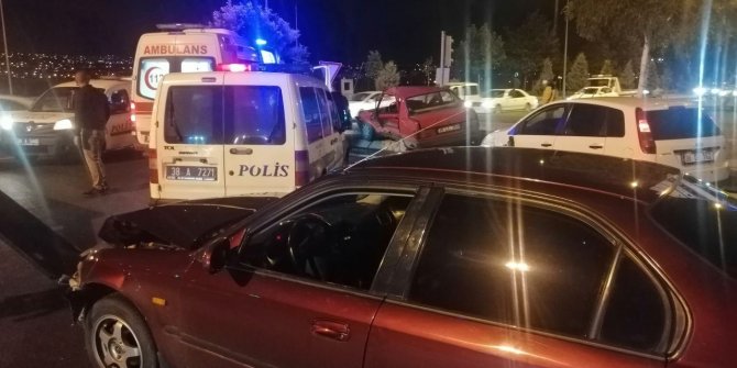 3 otomobilin karıştığı zincirleme kazada 4 kişi yaralandı
