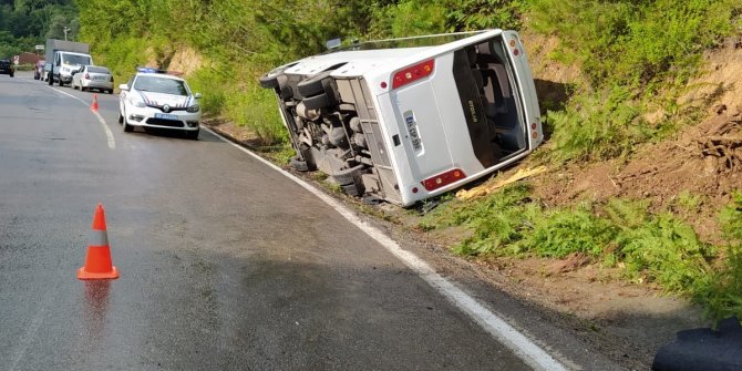 İşçi servisi devrildi; 6 yaralı