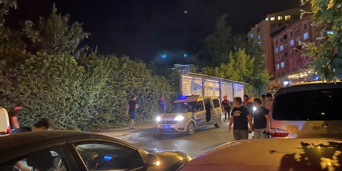 Kız yurduna karşı cinsel içerikli hareket yapan genç sokak ortasında darp edildi