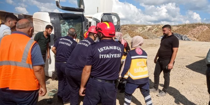 Devrilen hafriyat kamyonunun içinde sıkışan sürücü yaralandı