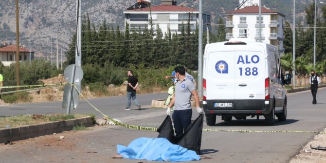 Minibüs ve otomobil çarpıştı, servis bekleyen işçi can verdi