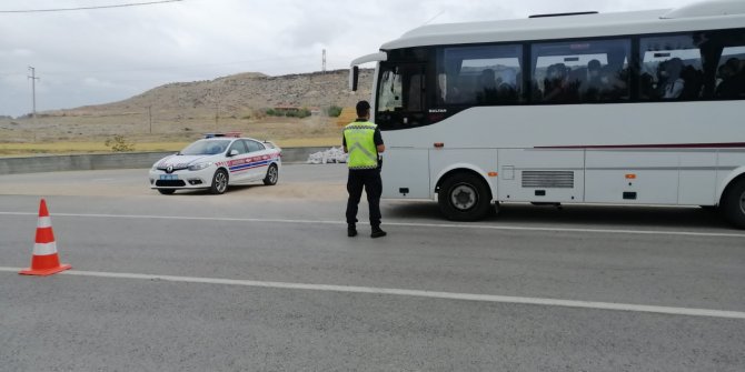 Jandarma ekiplerinden yolcu otobüslerine sıkı denetim