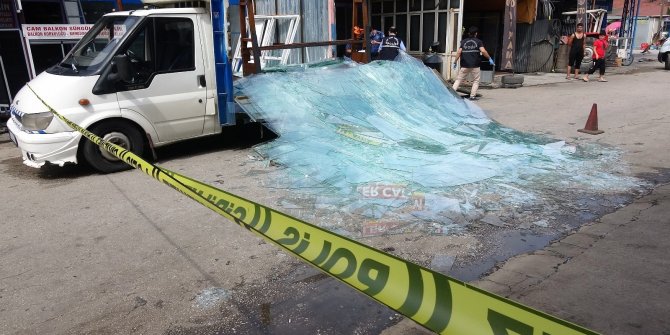 Üzerine cam blok devrilen camcı ölümden döndü
