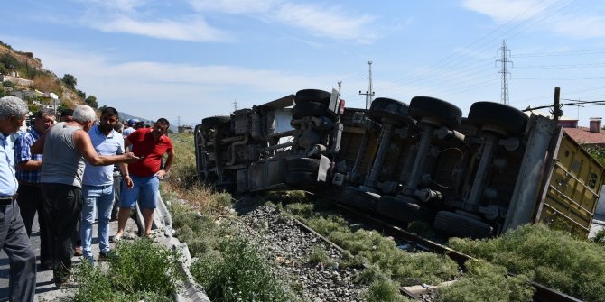 Tır, trenin önüne devrildi, facianın eşiğinden dönüldü