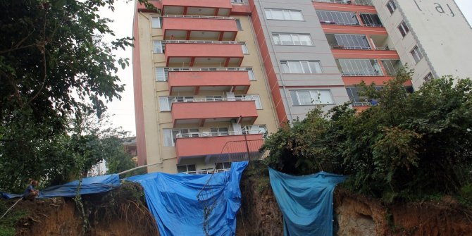 7 katlı bir bina çökme tehlikesine karşı boşaltıldı
