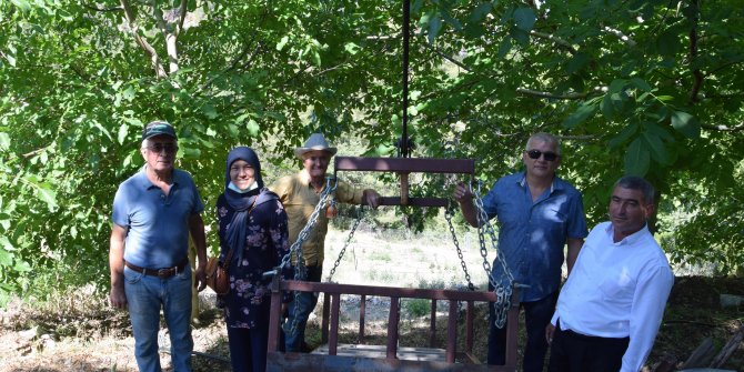 Çiftçiler, sebze meyvelerini taşımak için teleferik yaptı