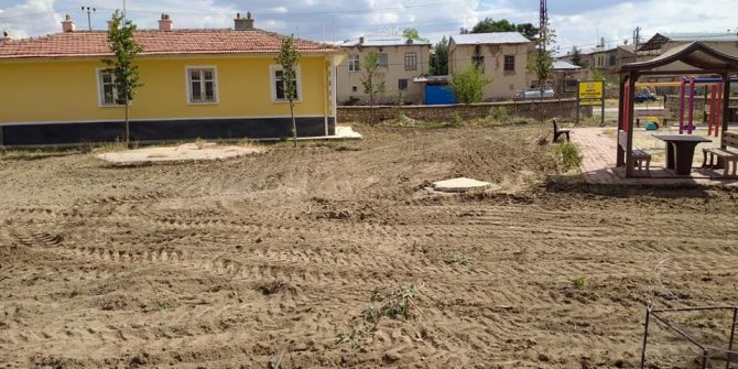 Muhtarlık binasının çevresi düzenleniyor
