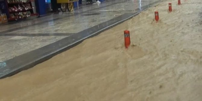 10 dakikalık sağanak hayatı olumsuz etkiledi