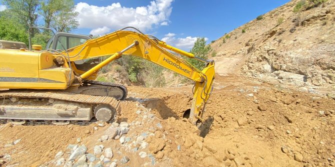 Elazığ’da sel ve heyelan nedeniyle bozulan köy yollarında onarım çalışmaları sürüyor
