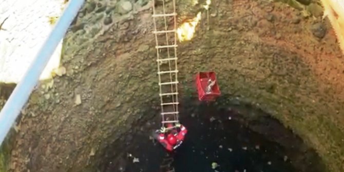 Su kuyusuna düşen kediyi kurtarmak için seferber oldular