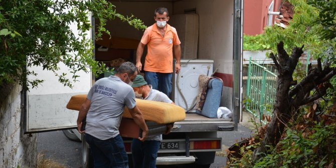 Evi yanan aileye yardım eli uzandı