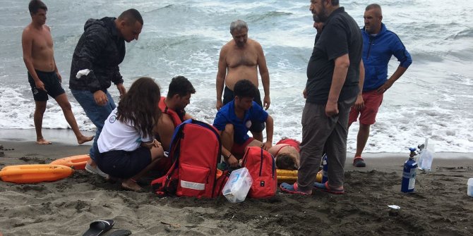 Boğulma tehlikesi geçiren kadını cankurtaranlar kurtardı