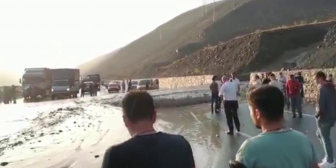 Erzincan-Sivas karayolunda heyelan meydana geldi