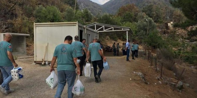Koca yürekli minik kızdan duygulandıran davranış