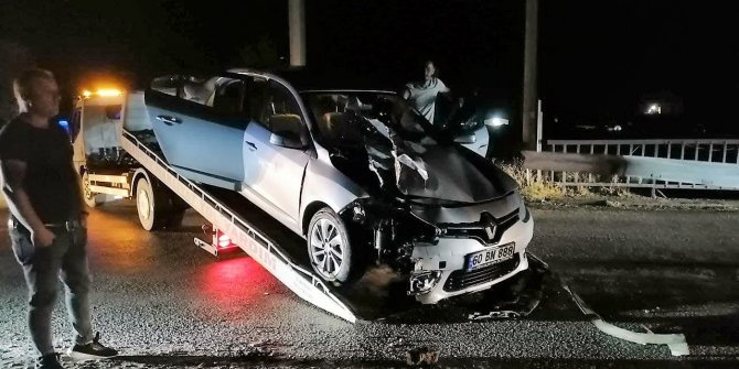 Otomobil korkuluklara ok gibi saplandı: 2 yaralı