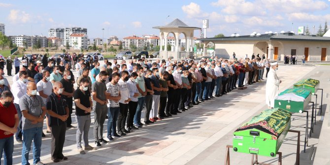 Polis memurunun öldürdüğü eşi ile anne ve babası toprağa verildi