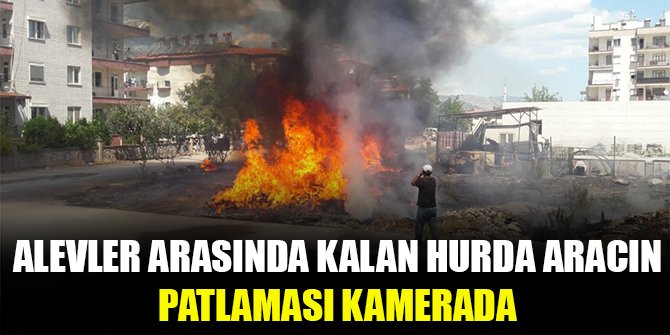 Alevler arasında kalan hurda aracın patlaması kamerada