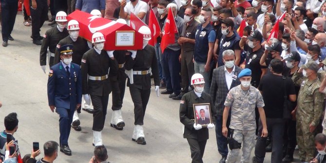 Şehit uzman çavuşu ablası üniforması, nişanlısı beresiyle son yolculuğuna uğurladı