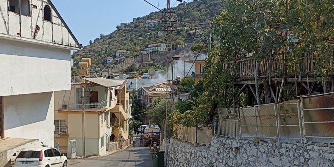 Alanya Kalesi yakınlarında çatı yangını